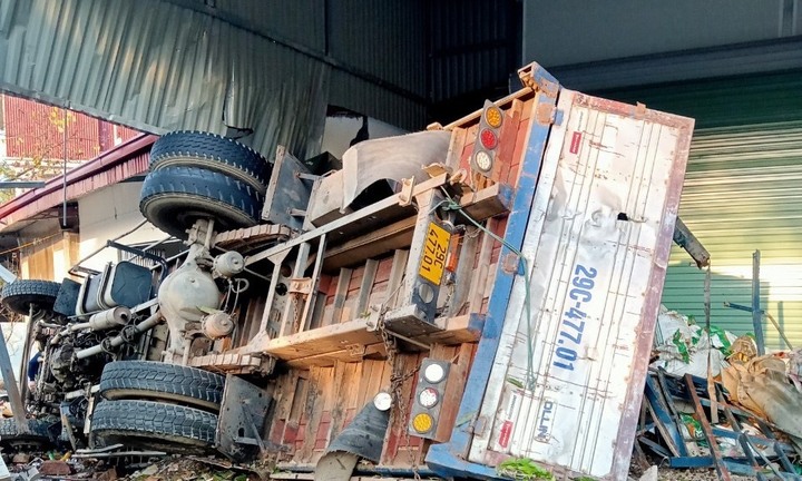 Xe tải lao vào nhà dân ven Quốc lộ 6, phụ xe tử vong tại chỗ