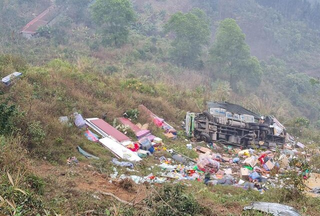 Tin tức tai nạn giao thông mới ngày 4/2: Xe tải mất phanh lao xuống vực sâu khiến 4 người bị thương