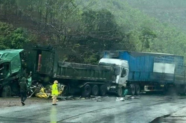 Tin tức tai nạn giao thông mới ngày 5/2: 3 ôtô đâm liên hoàn trên quốc lộ, lái xe tải tử vong tại chỗ