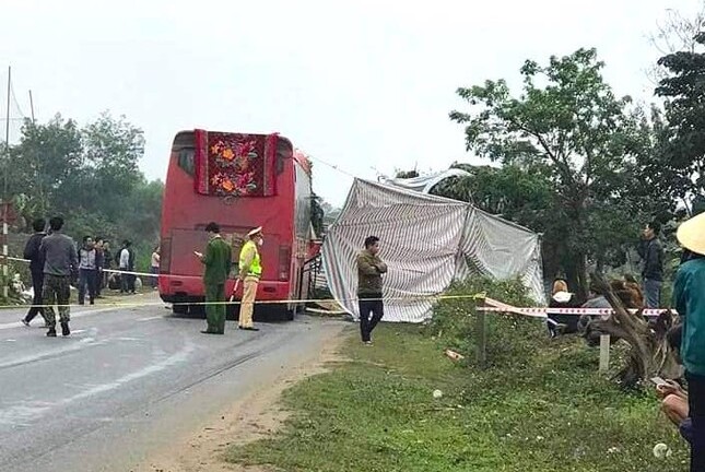 Tin tức tai nạn giao thông mới ngày 8/2: Ô tô khách đâm xe tải dừng đỗ, 2 người thương vong