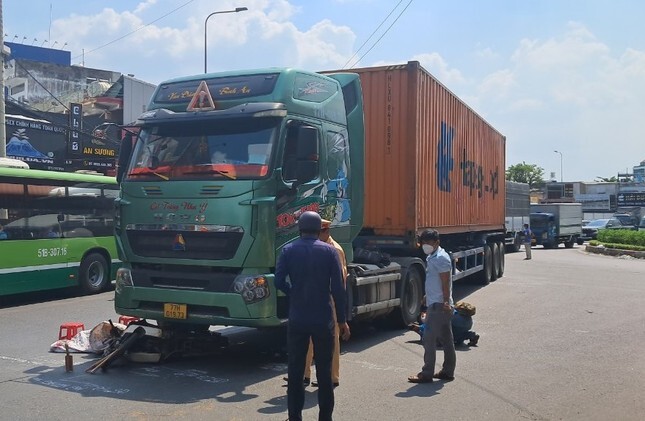 Tin tức tai nạn giao thông mới ngày 9/2: Bị cuốn vào gầm xe container sau va chạm, người đàn ông tử nạn