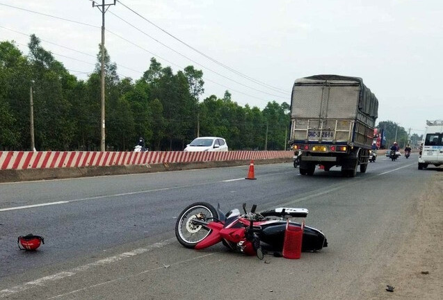 Tin tức tai nạn giao thông mới ngày 21/2: Hai vợ chồng đi xe máy tử vong sau va chạm với xe tải