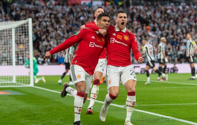 Đánh bại Newcastle, 