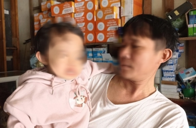 Vụ bé gái hơn 2 tuổi bị xịt hơi cay vào mắt ở Thanh Hóa: Công an vào cuộc điều tra