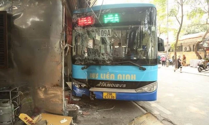 Tin tức tai nạn giao thông mới nhất ngày 15/3: Xe buýt lao vào quán bún chả ở Hà Nội