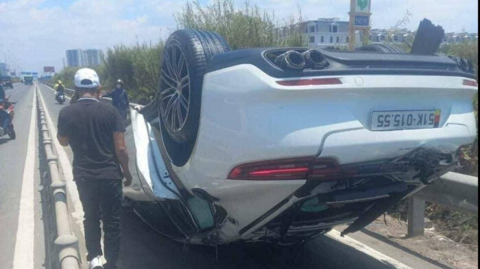 Tin tức tai nạn giao thông mới nhất ngày 20/3: Tài xế xe Porsche tông nhiều xe máy rồi lật ngửa trên đường 