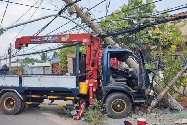 Tin tức tai nạn giao thông mới nhất ngày 22/3: Xe tải tông 2 người thương vong, hơn 6.000 hộ dân mất điện