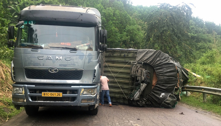 Tin tức tai nạn giao thông mới nhất ngày 31/3: Cabin xe tải bẹp rúm sau tai nạn trên cao tốc