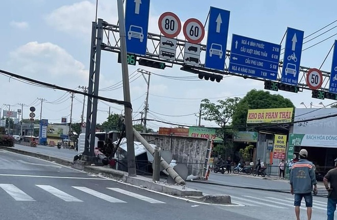 Tin tức tai nạn giao thông mới nhất ngày 7/4: Xe tải kéo gãy trụ điện, lật ngang trên quốc lộ