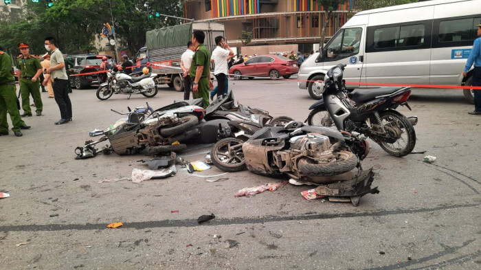 Vụ ô tô tông liên hoàn 17 xe máy ở Hà Nội: Tài xế có thể đối diện hình phạt nào?