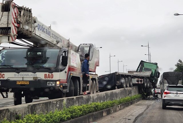 Tin tức tai nạn giao thông mới nhất ngày 8/4: Mất lái, xe đầu kéo 