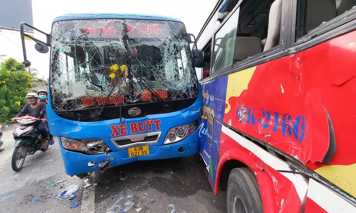 Tin tức tai nạn giao thông mới nhất ngày 11/4: Xe buýt va chạm trên quốc lộ 1, 3 người nhập viện cấp cứu