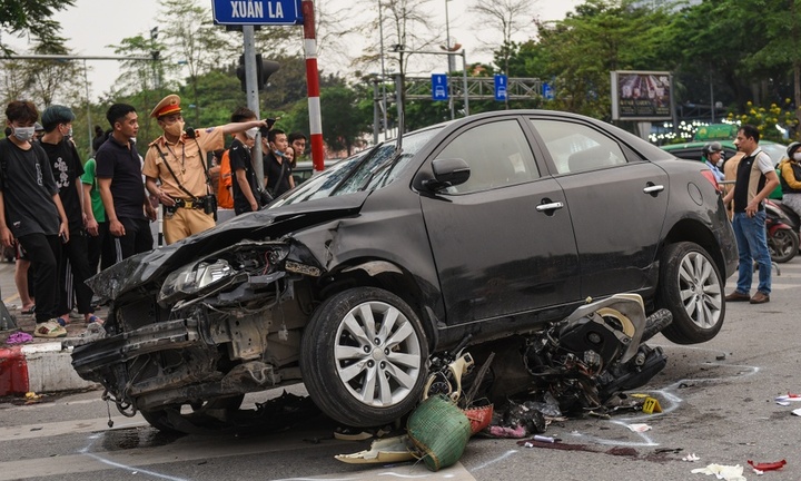 Vụ ô tô tông 17 xe máy ở Hà Nội: Thanh niên 28 tuổi đang nguy kịch, tiên lượng rất nặng