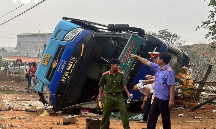 Tin tức tai nạn giao thông mới nhất ngày 17/4: Xe khách lật nghiêng, một người tử vong