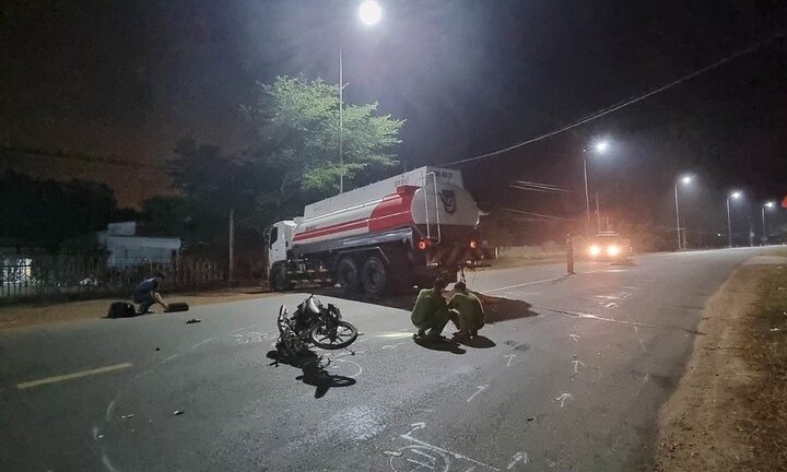 Tin tức tai nạn giao thông mới nhất ngày 19/4: Xe máy va chạm với xe bồn, 2 anh em họ tử vong