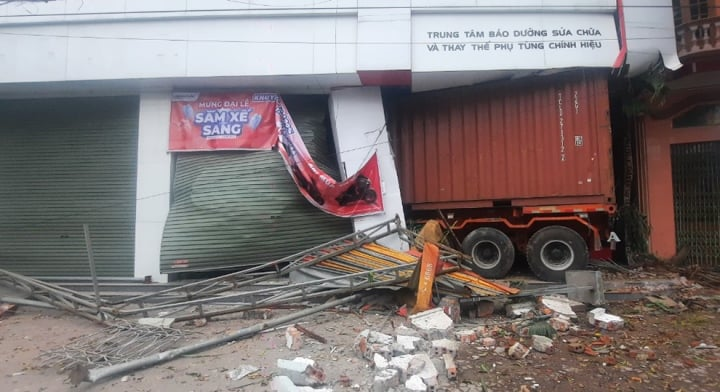 Tin tức tai nạn giao thông mới nhất ngày 26/4: Container lao thẳng vào cửa hàng xe máy ở Hải Phòng