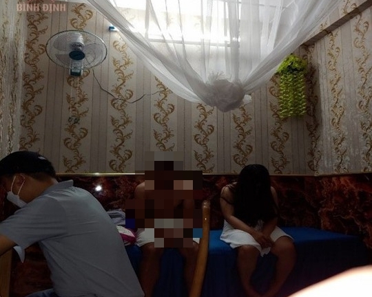 Tin tức pháp luật mới nhất ngày 26/4: Bắt quả tang 4 đôi nam nữ đang “mây mưa” trong một cơ sở massage