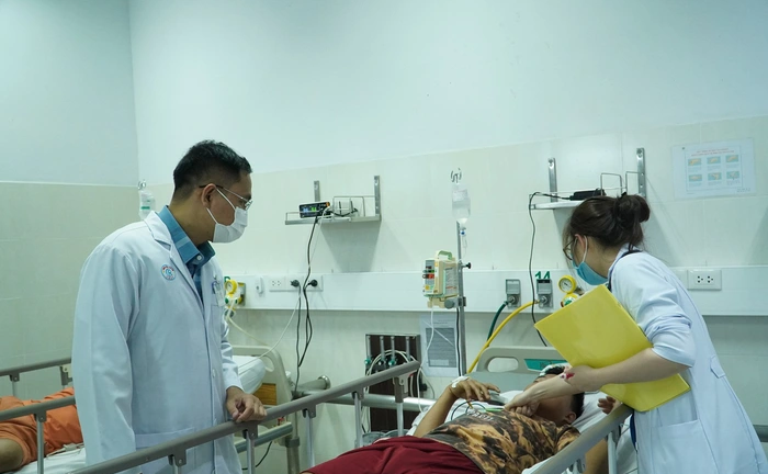Ba anh em ruột ở TP.HCM nhiễm độc tố nguy hiểm vì ăn giò lụa mua từ người bán dạo