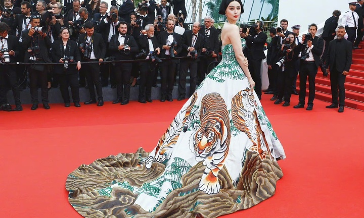 Tin tức sao Hoa ngữ mới nhất ngày 17/5: Phạm Băng Băng tái xuất thảm đỏ Cannes với 'váy hổ gầm'