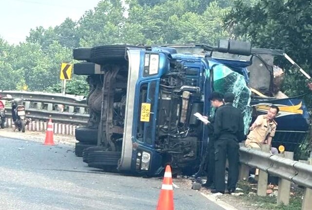 Tin tức tai nạn giao thông mới nhất ngày 18/5: Xe tải bất ngờ lật trên đường khiến 3 người bị thương