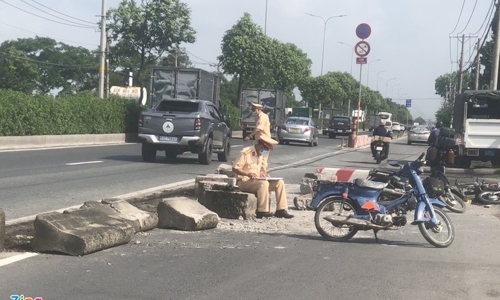 Tin tức tai nạn giao thông mới nhất ngày 24/5: Xe tải húc văng dải phân cách ở TP.HCM, 2 người nhập viện
