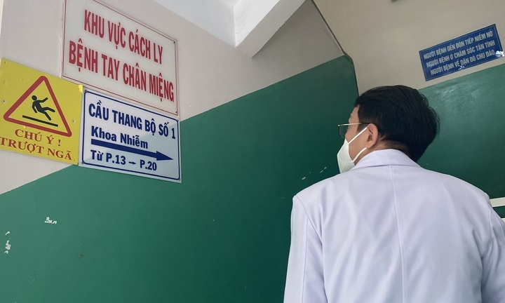 Trẻ 17 tháng tuổi mắc tay chân miệng phải thở máy, lọc máu liên tục