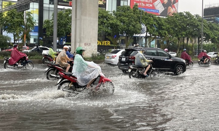 Nhiều tuyến phố Hà Nội ngập sâu sau cơn mưa xối xả giữa trưa