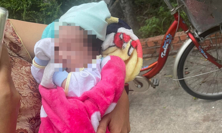 Vụ bé sơ sinh còn nguyên dây rốn bị bỏ trước cổng chùa: Camera ghi lại gì?