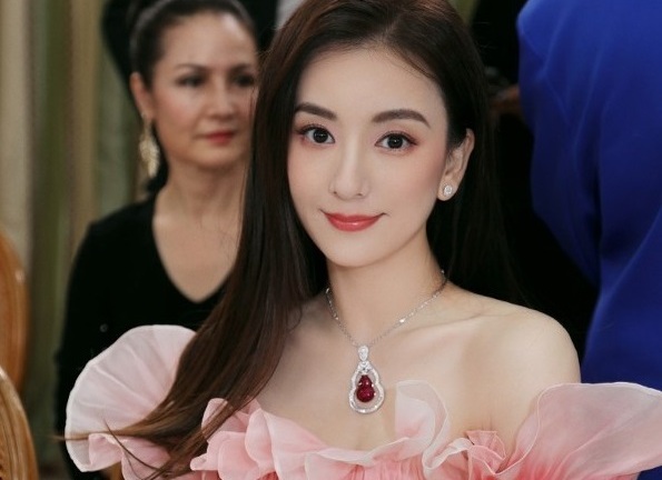 Tin tức sao Hoa ngữ mới nhất ngày 28/7: Vợ Quách Phú Thành bị chỉ trích vì đeo nhẫn 