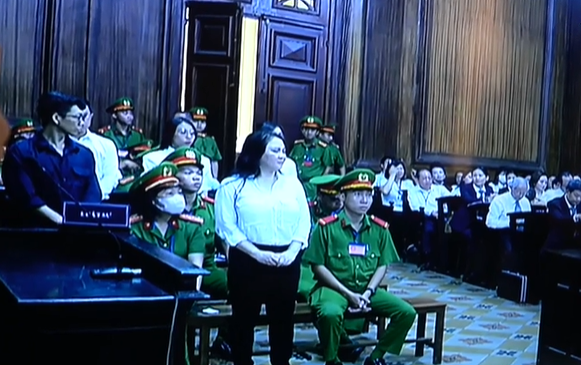 Bà Nguyễn Phương Hằng bật khóc nhận sai, nói lời xin lỗi trước tòa