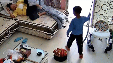 Đang nằm dài trên ghế xem TV, bà ngoại hốt hoảng khi thấy cháu cầm thứ cực độc trên tay