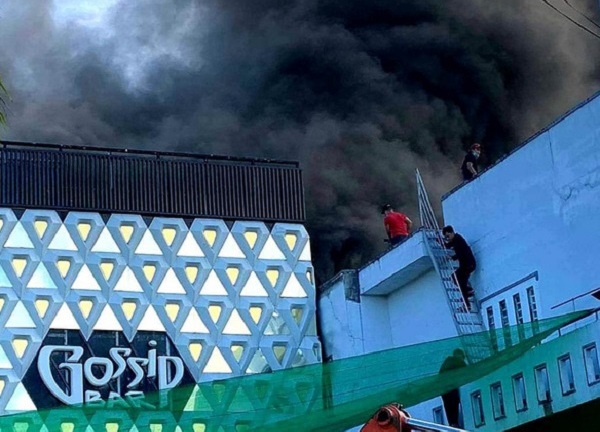 Quán bar ở Cà Mau cháy dữ dội, khói đen bốc nghi ngút