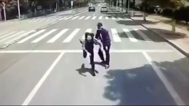 Thanh niên thẳng tay đẩy bạn gái vào xe buýt đang chạy, bị chỉ trích còn có thái độ gây phẫn nộ