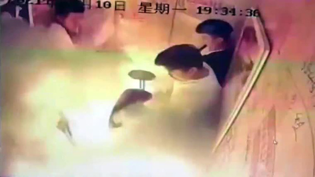 Kinh hoàng cảnh 5 người hoảng loạn kêu cứu trong “biển lửa” chỉ vì đem một thứ vào thang máy 