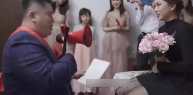 Nhà gái đưa một tờ giấy, chú rể liền phản ứng gắt “có cưới hay không” khiến dân tình xôn xao 