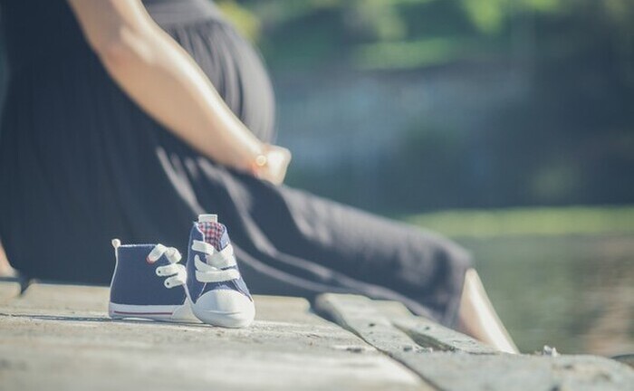 Mẹ bầu lén nhét vào tay bác sĩ mẩu giấy trước khi sinh, đọc từng chữ mà ngỡ ngàng