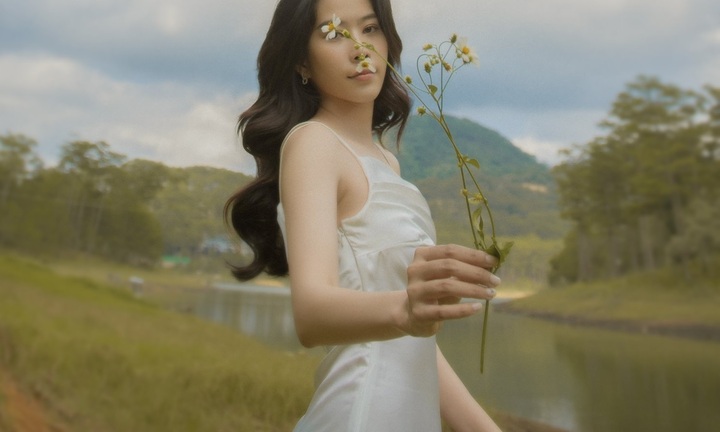 Nam Em khoe vẻ đẹp mong manh giữa thiên nhiên Đà Lạt