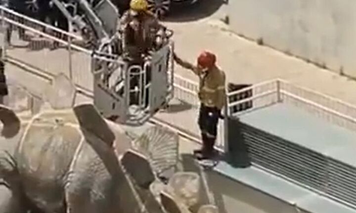 Bức tượng khủng long ở thị trấn bỗng có mùi lạ, cảnh sát kiểm tra phát hiện điều kinh hãi
