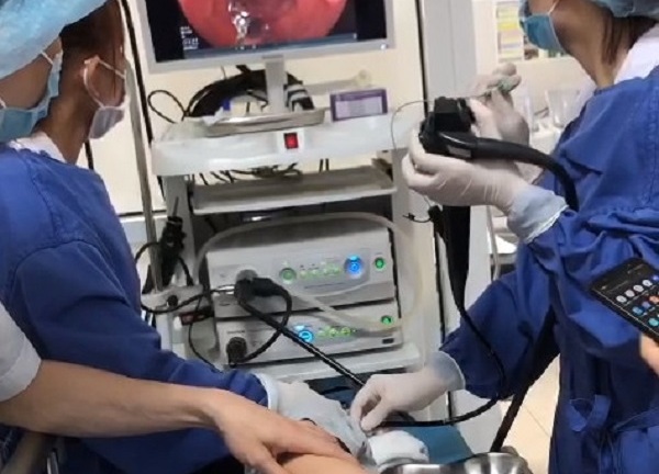 Tin tức đời sống ngày 28/5: Gắp thành công tăm dài 6cm trong tá tràng bé 3 tuổi