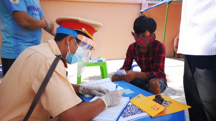Phát hiện 7 người trốn trong thùng xe tải vượt chốt kiểm dịch COVID-19 ở Bà Rịa – Vũng Tàu