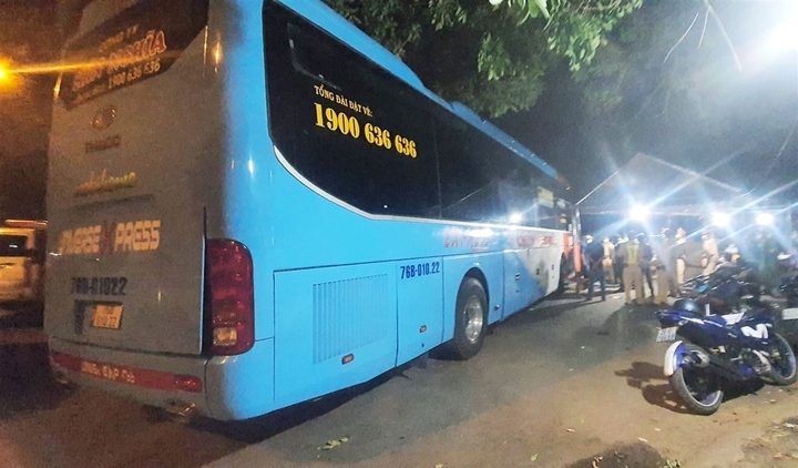Xử lý tài xế nhốt CSGT trên xe khách, tông chốt kiểm soát phòng chống dịch COVID-19