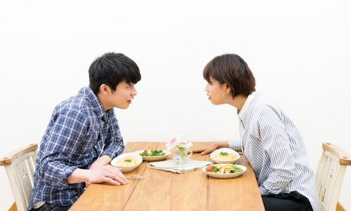 Bực mình nhổ nước bọt vào đồ ăn của vợ, luật sư bị phạt hơn 10 triệu đồng