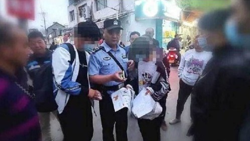 Ham ăn lười làm, đôi vợ chồng đóng giả làm học sinh cấp 3 để ăn xin