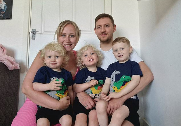 Bố mẹ xem camera phòng các con, kinh ngạc chứng kiến hành động của cặp song sinh 23 tháng tuổi