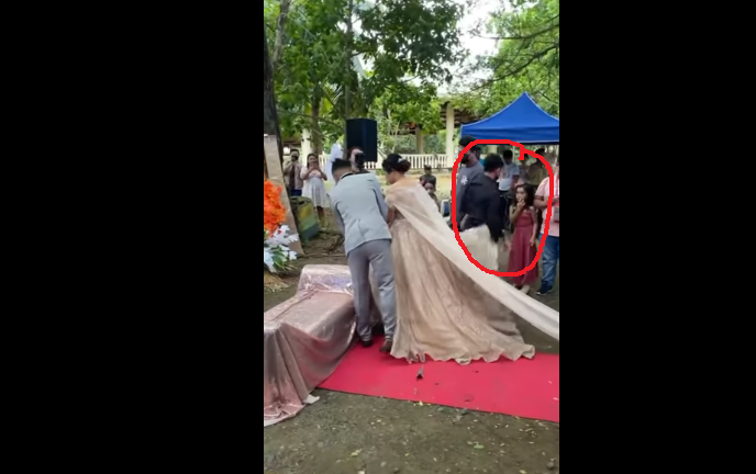 Người đàn ông bỗng chui ra từ váy cô dâu, khách mời “sốc nặng” trước phản ứng của hai nhân vật chính