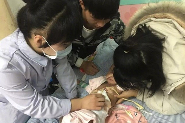 Bé hơn 1 tuổi bị bục dạ dày suýt chết, mẹ hối hận vì cho con ăn món này quá nhiều