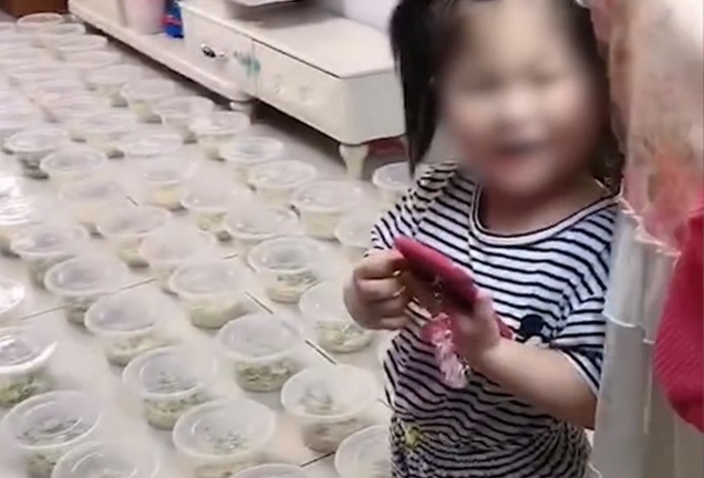 Người đàn ông không đặt hàng nhưng được giao tới 100 suất ăn, “cạn lời” khi biết sự tình phía sau