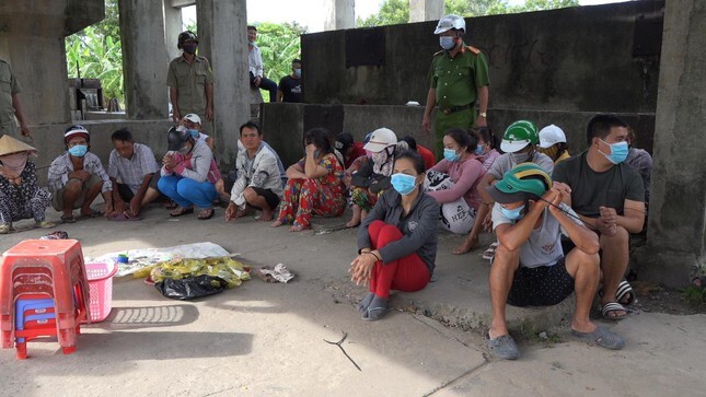 Bắt quả tang 24 đối tượng lắc tài xỉu ăn tiền dưới cống