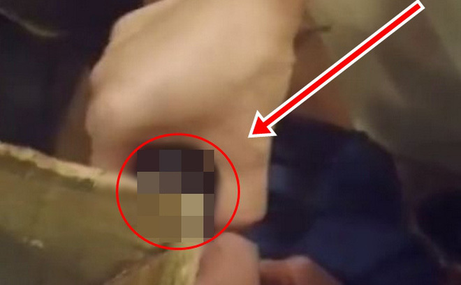 Người đàn ông ngứa chân khi ăn lẩu, cho tay xuống gãi thì nhảy dựng lên vì sờ phải thứ đáng sợ