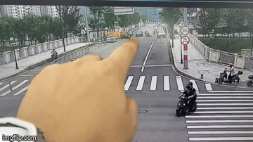 Video: Hoảng hồn cảnh máy ép cọc bê tông đổ sập, đè bẹp xe sang trong “nháy mắt”